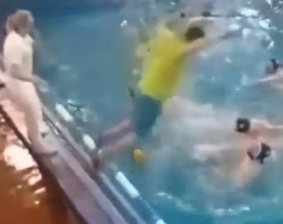 Хаос у базену – тренер "скочио на главу" играчу!