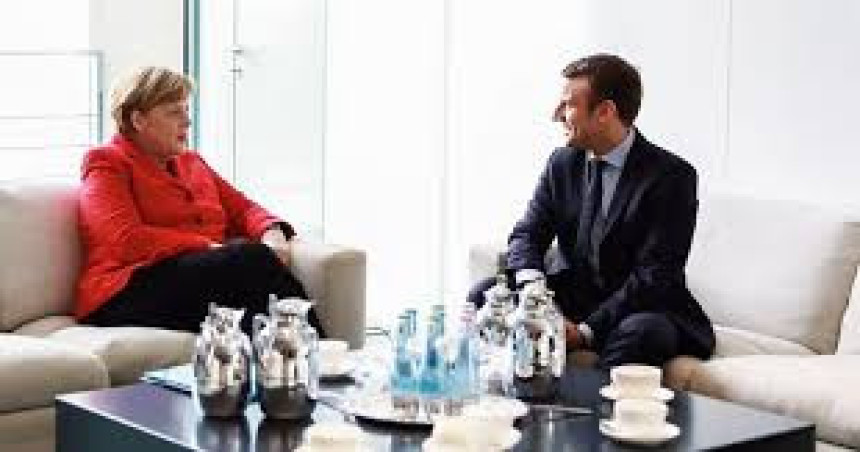 Angela srdačno dočekala Makrona