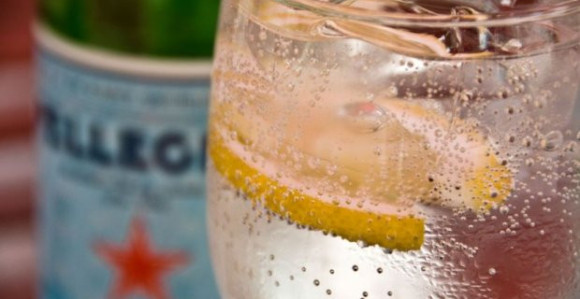 Zašto ne bi trebalo da pijete kiselu vodu