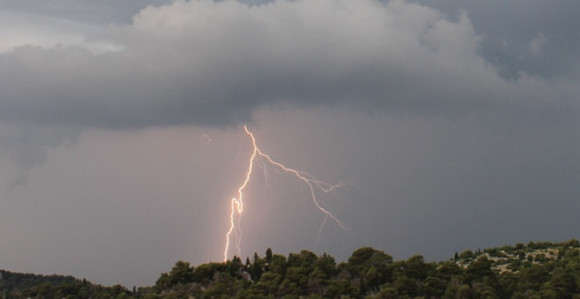Od groma smrtno stradao radnik