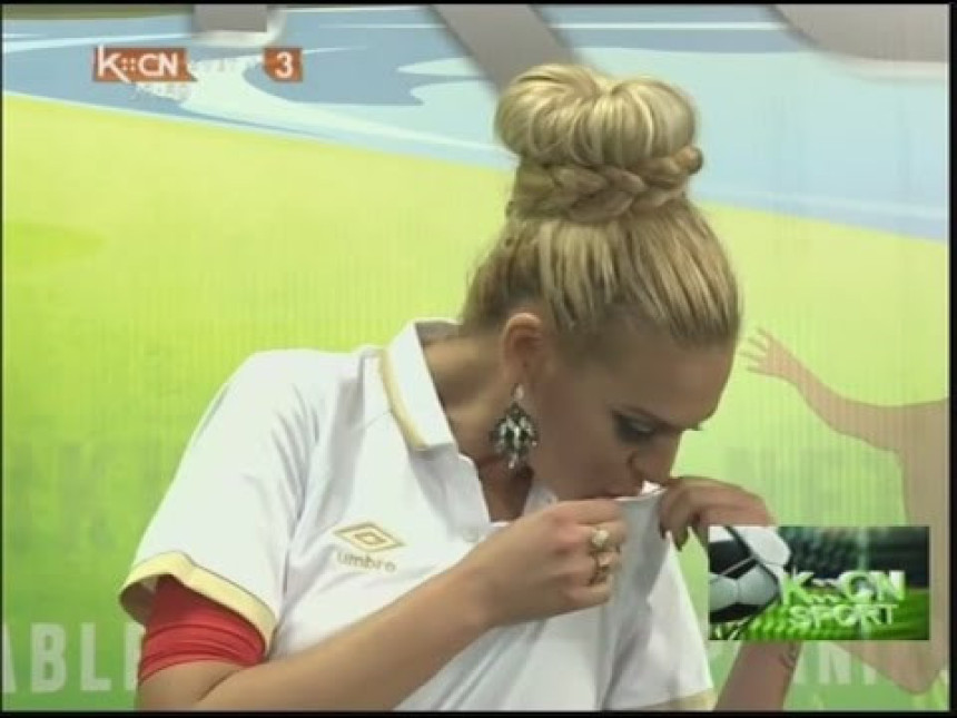 Video: Hrvatska starleta ljubila srpski dres!