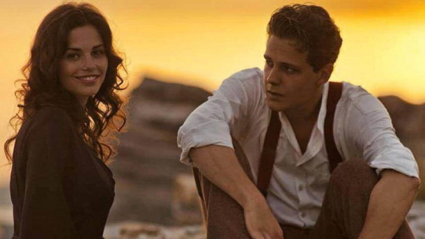 Mlada glumica gola na pijesku