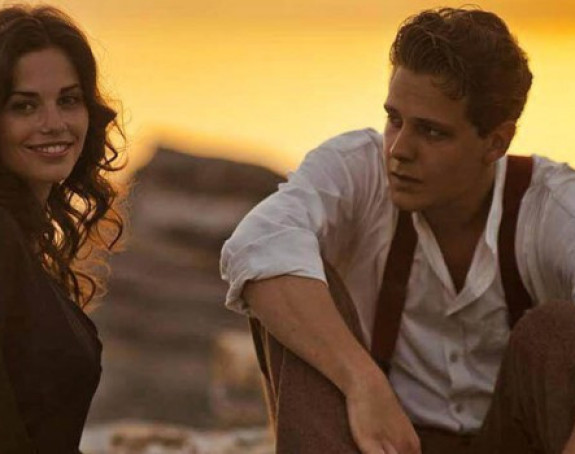 Mlada glumica gola na pijesku