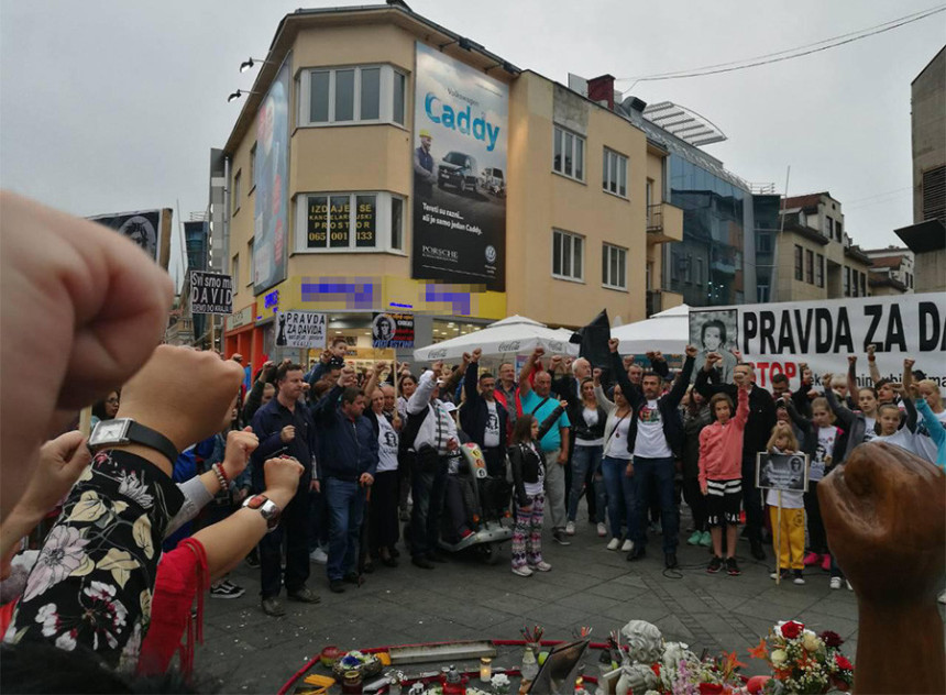 Podignite ruku za istinu i pravdu