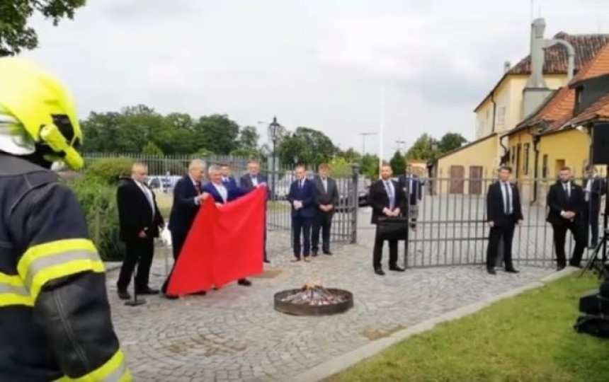 Zeman spalio gaće pred novinarima