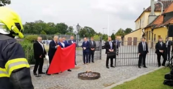 Zeman spalio gaće pred novinarima 