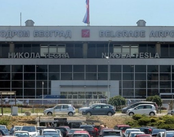 Putnici izbačeni iz aviona 