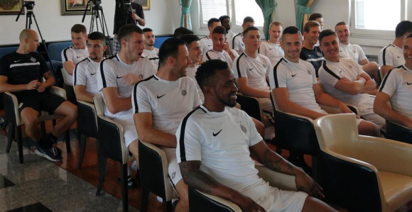 Окупили се фудбалери Партизана...