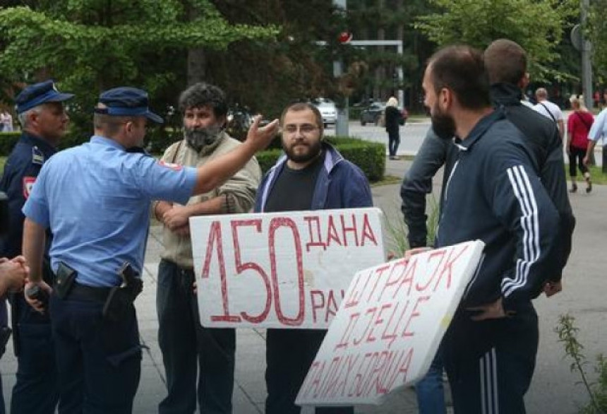 Полиција отјерала штрајкаче из парка