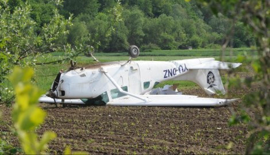 Mali avion u padu zakačio krov