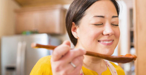 I mirisanje hrane može da goji?