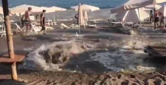 Pukla cev na plaži u Bečićima