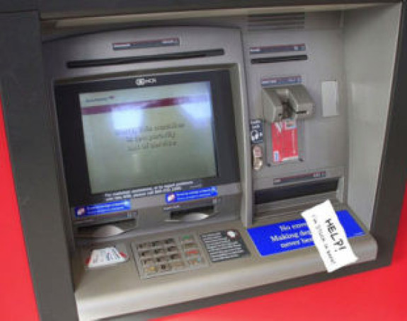 Ostao zarobljen u bankomatu