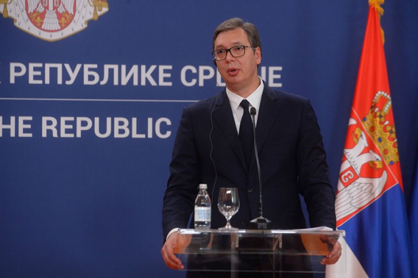 Vučić od Makrona zatražio pomoć