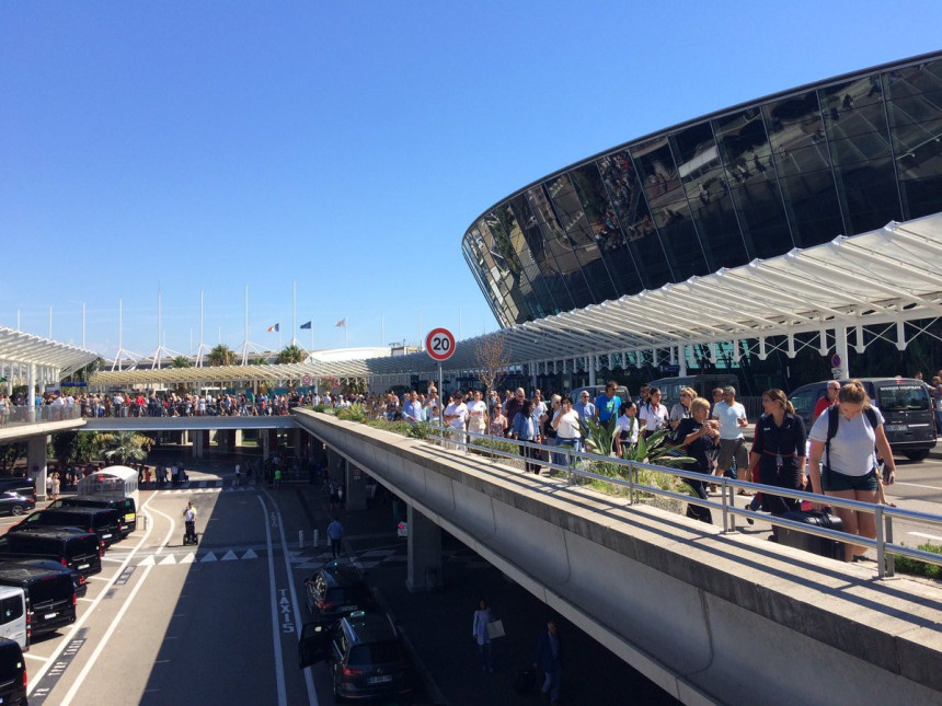 Panika: Evakuisan aerodrom u Nici!