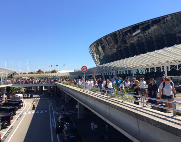 Паника: Евакуисан аеродром у Ници!