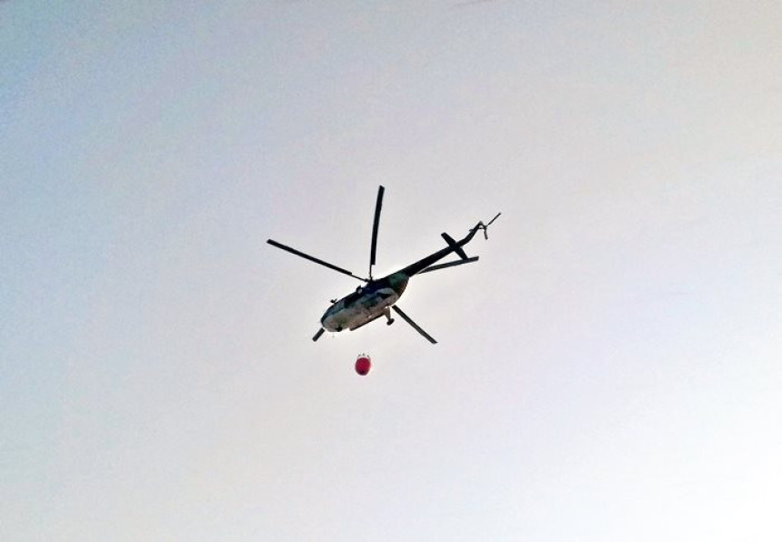 Хеликоптери гасе пожар на брдима