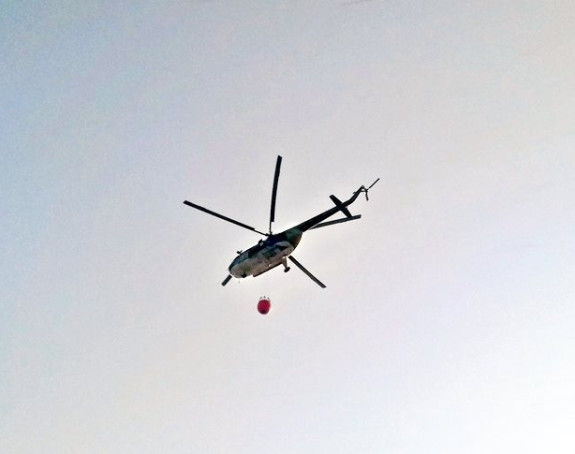 Helikopteri gase požar na brdima