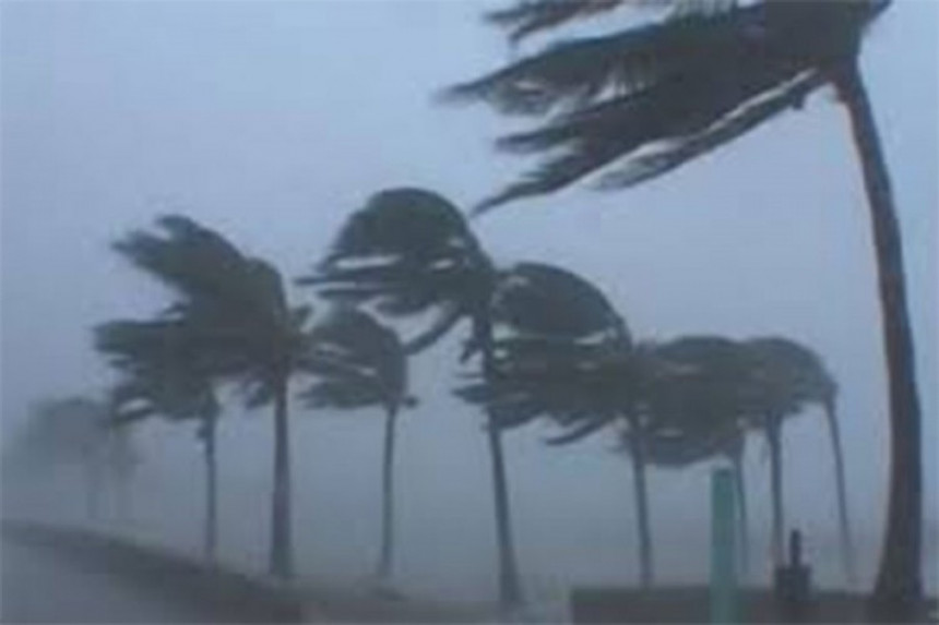 Аларм: Тропска олуја "Кроса" стигла до копна  