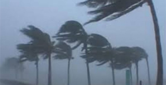 Аларм: Тропска олуја "Кроса" стигла до копна  