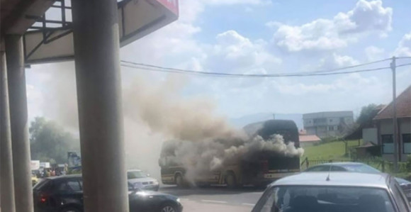 Tuzla: Zapalio se autobus, putnici na vrijeme izašli 