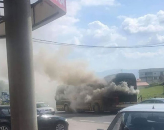Tuzla: Zapalio se autobus, putnici na vrijeme izašli 