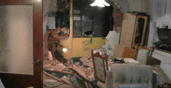 Autobus uletio u sobu, povrijeđeno 4 djece 