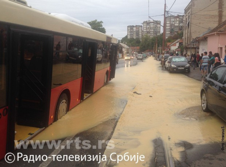 Autobus upao u rupu u Beogradu