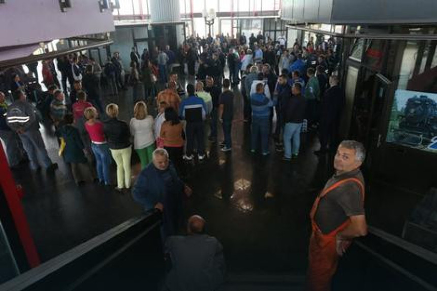 Радници не одустају од захтјева