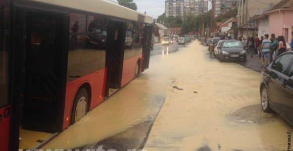 Autobus upao u rupu u Beogradu