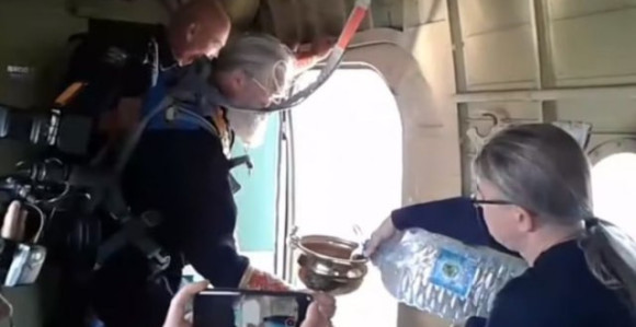 Protiv alkohola i bluda: Iz aviona osveštali grad