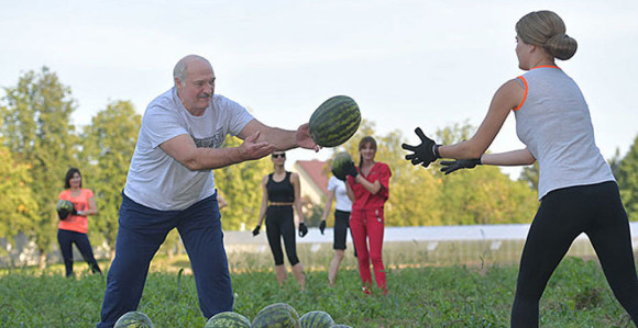 FOTO: Političari među svinjama, kravama, u polju