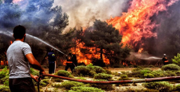 Ne jenjavaju požari u Grčkoj: Vatra u Lutrakiji 