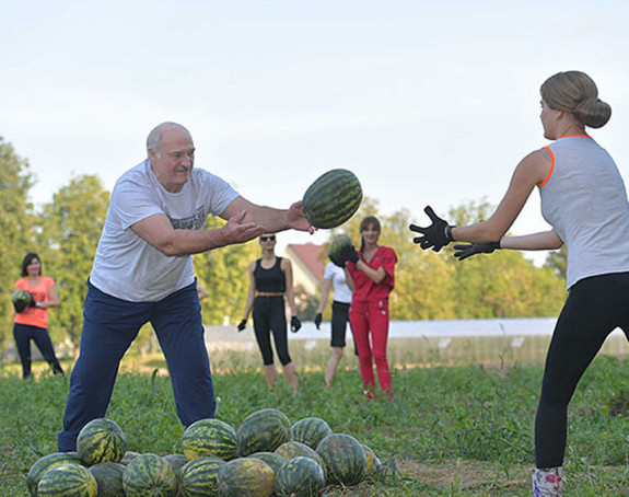 FOTO: Političari među svinjama, kravama, u polju
