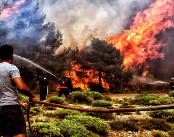 Ne jenjavaju požari u Grčkoj: Vatra u Lutrakiji 