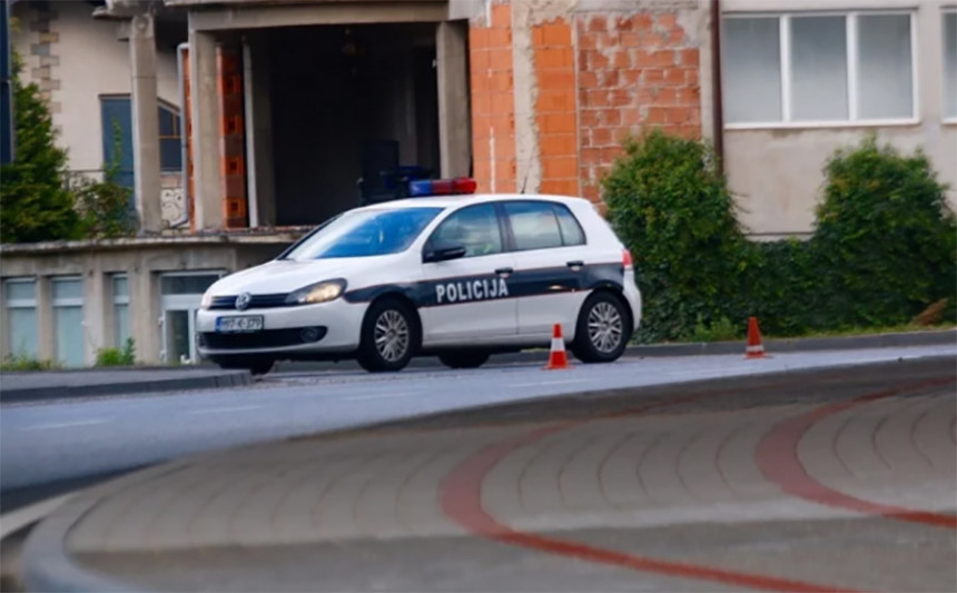 Ženu na putu udario mercedes