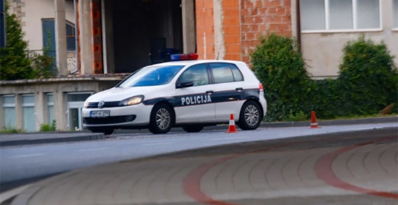 Ženu na putu udario mercedes