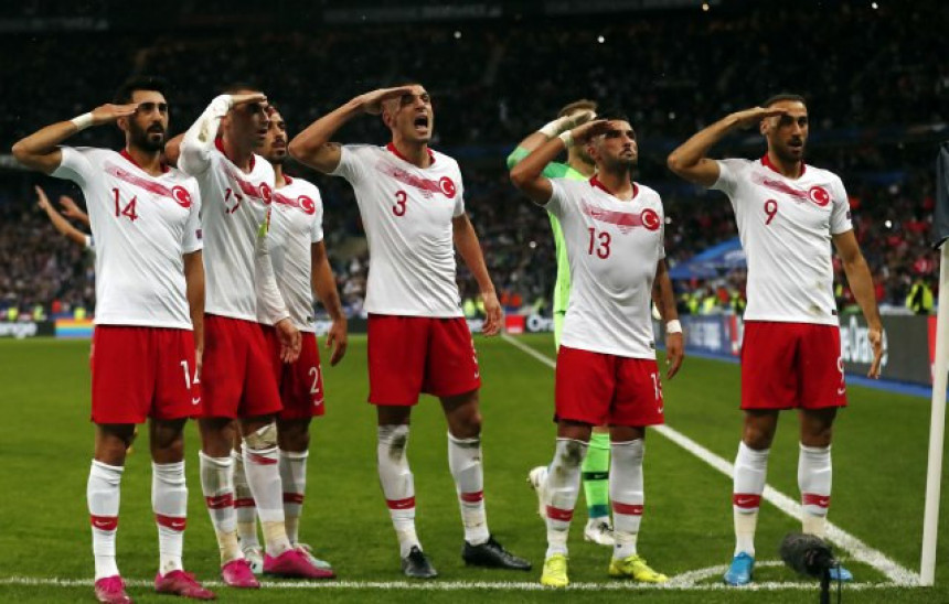 UEFA gubi "bitku" - Turci salutirali vojnicima u Siriji!