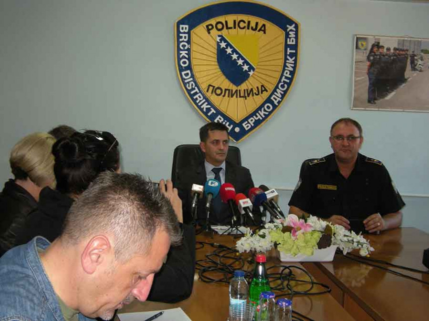 Брчко: Инспектору стављене лисице на руке