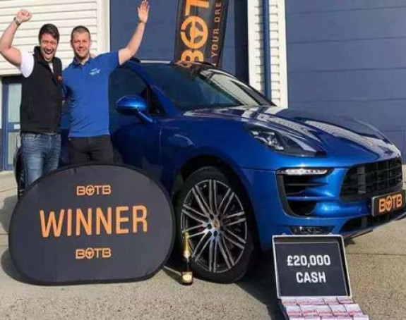 To se zove srećnik! Dva puta osvojio "porše"!