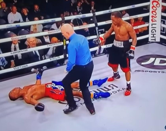 Američki bokser nokautiran, bore mu se za život