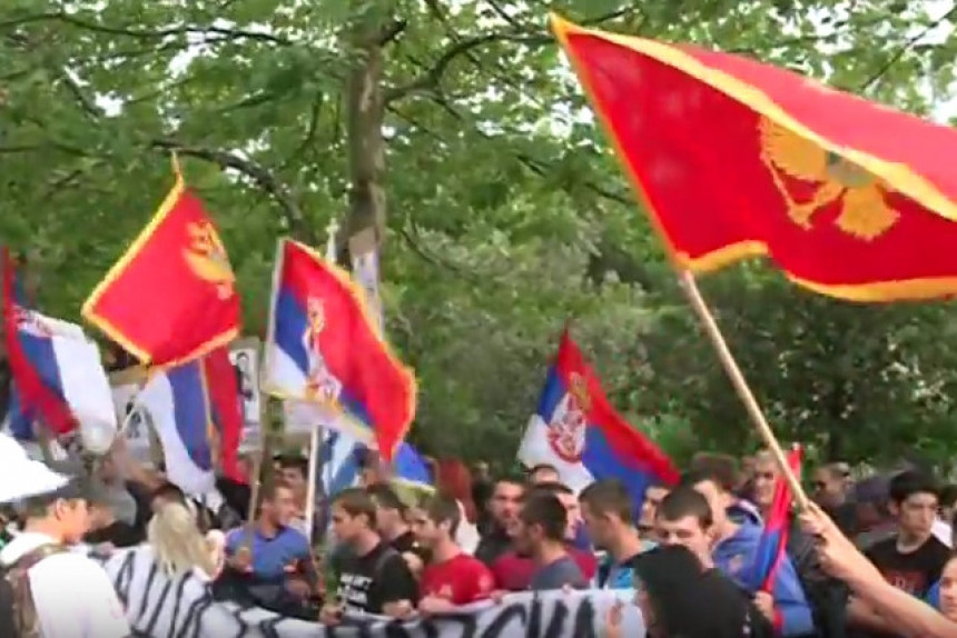 Црногорци кренули да опколе режим
