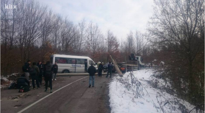 Стубови са камиона пали на комби