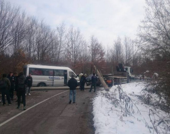 Stubovi sa kamiona pali na kombi