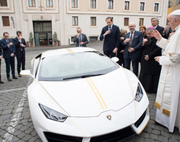 Papa prodaje skupocjeno auto
