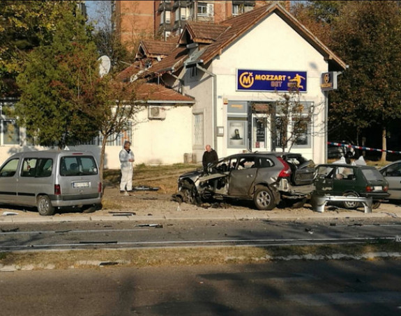 Od ekspolozije izgorio automobil