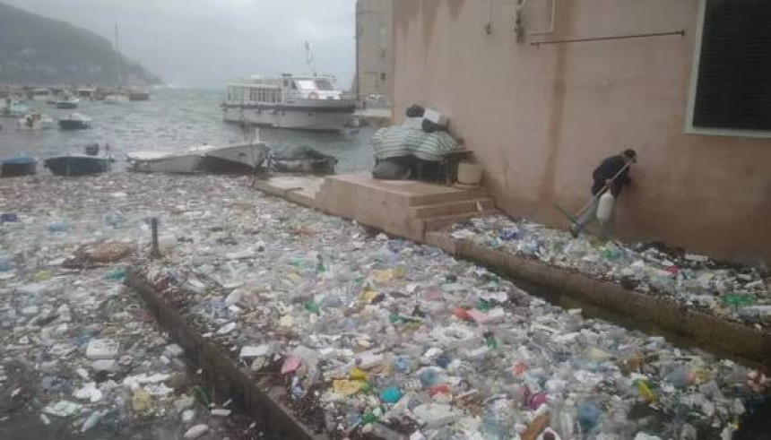 Море избацило тоне смећа код Дубровника