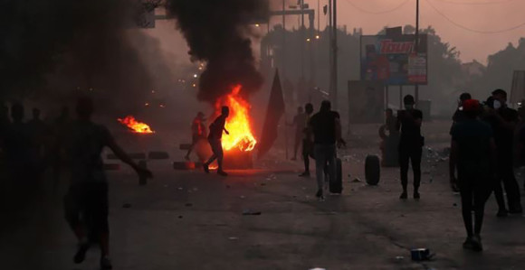 На протесте у Ираку мушкарац дошао са лавом