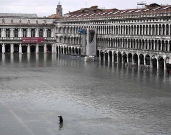 Проглашено синоћ ванредно стање у Венецији