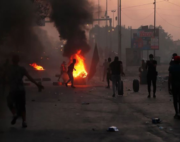Na proteste u Iraku muškarac došao sa lavom
